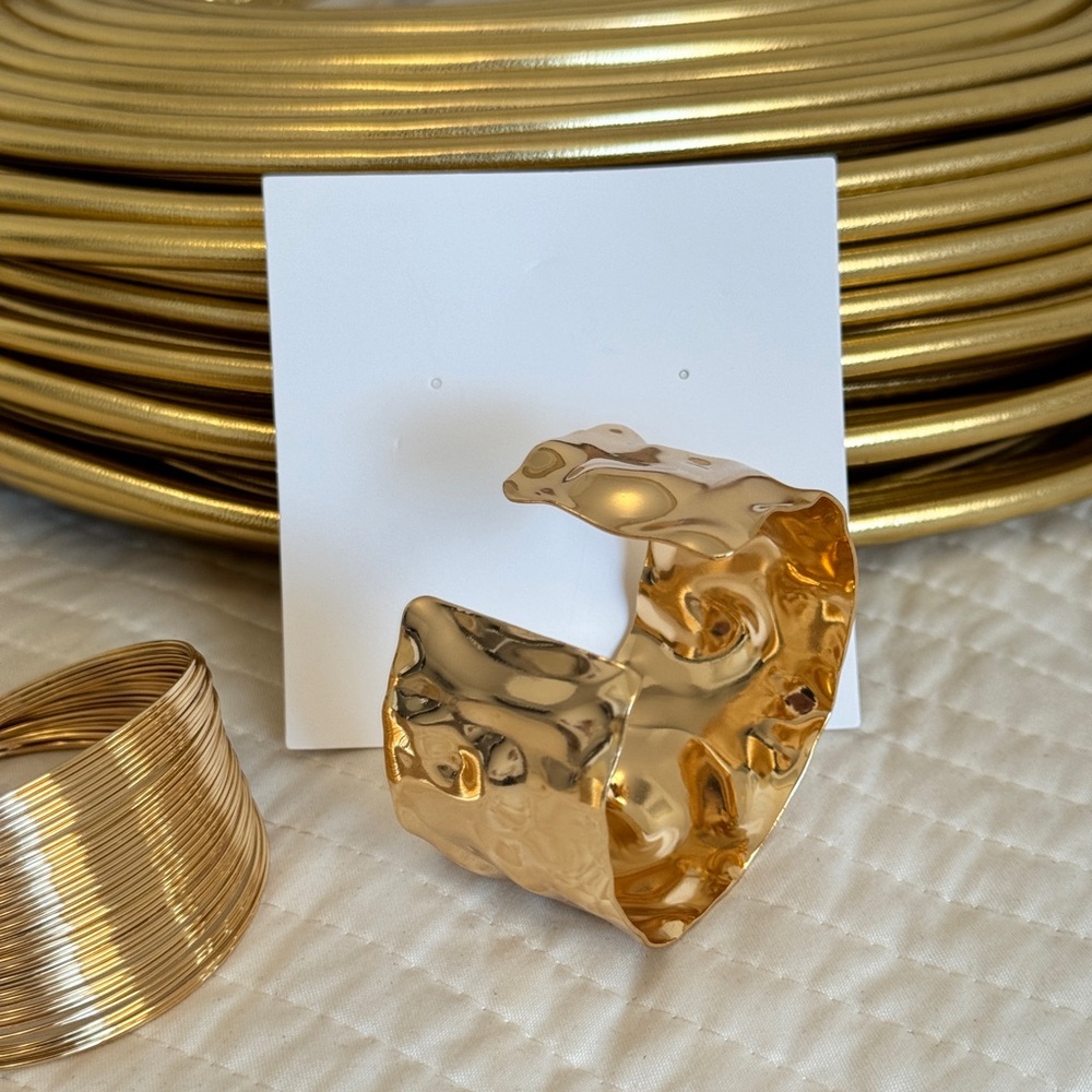 GOLD TEXTURED CUFF